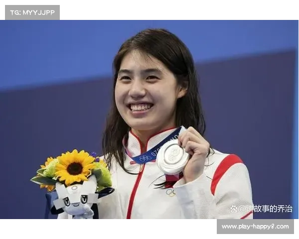 女子100米蝶泳决赛后张雨霏蹲地关心体力不支的王一淳